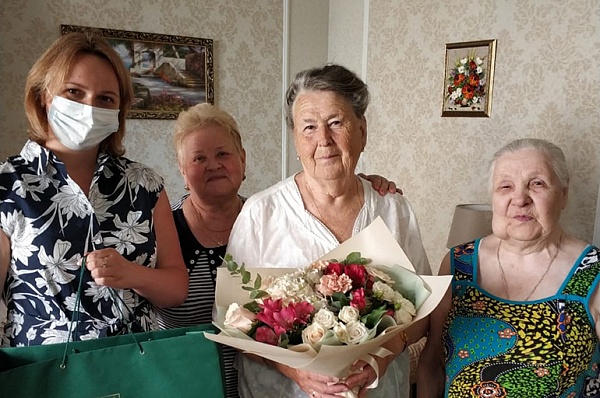 Альбину Усачеву из Сосенского поздравили с 85-летием